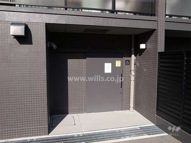 駐輪場入口。駐輪場は屋内にあります。
