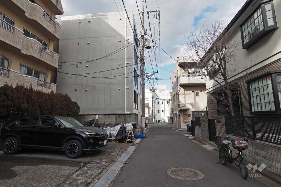敷地東側の前面道路（南側から）