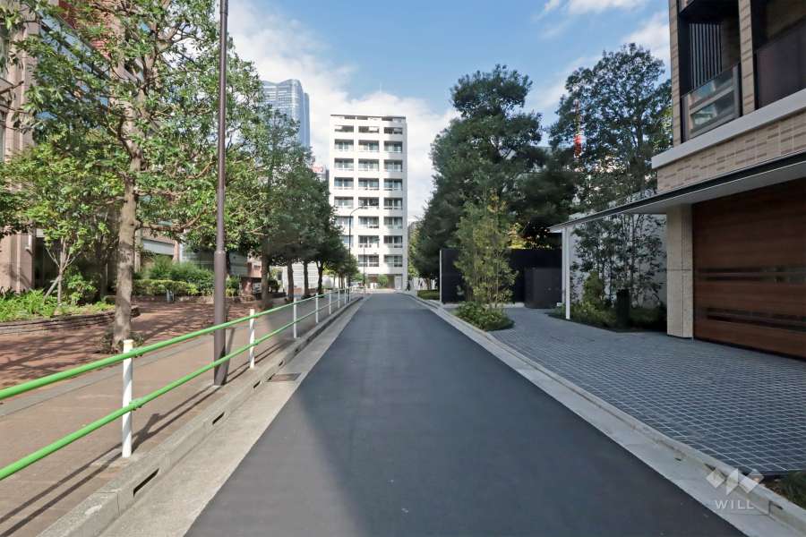 敷地西側の前面道路(南方面から)