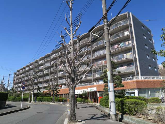 さんくれーる茨木Ａ棟の外観（南東側から）