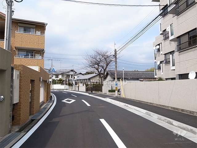 敷地南西側の前面道路。周辺は区画の整った静かな住宅地です。