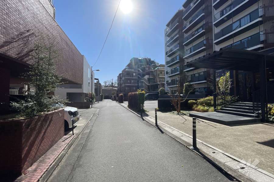 敷地東側の前面道路
