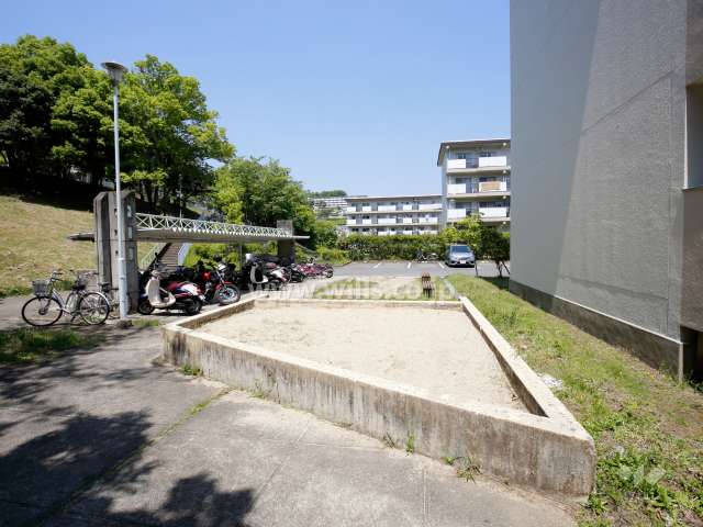 敷地西側にある小さな公園（砂場）