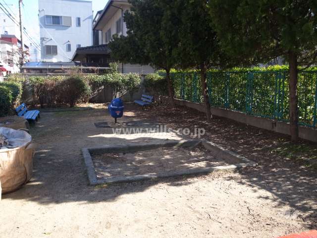 敷地に隣接する小さな公園