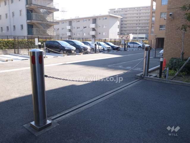 駐車場出入り口にはロボットゲートが設置されています。
