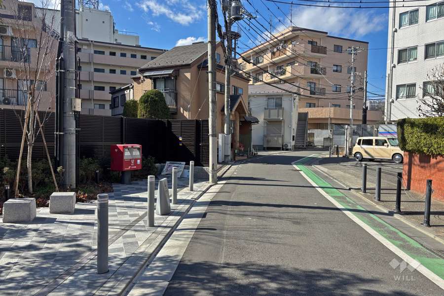 敷地北側の前面道路（東側から）