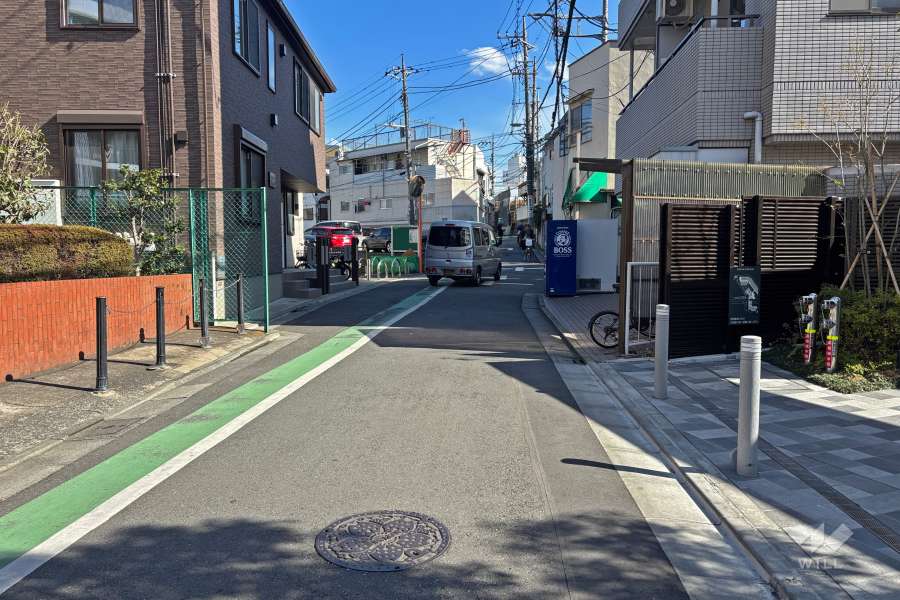 敷地北側の前面道路（西側から）