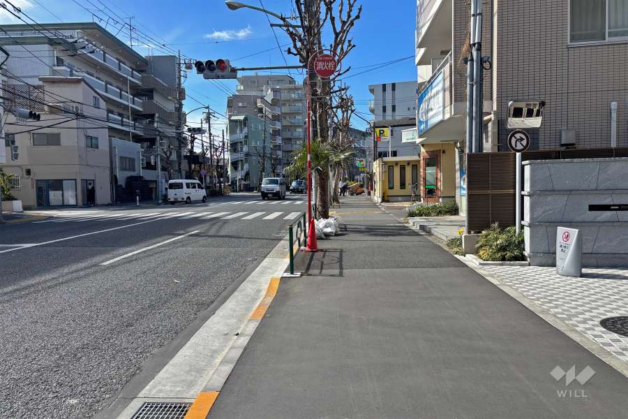 敷地南側の前面道路（東側から）