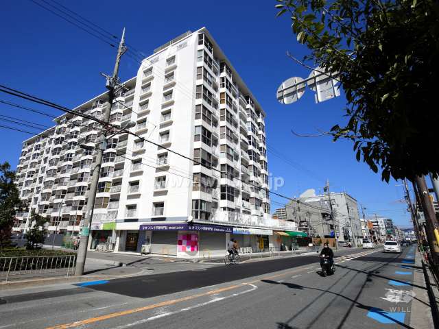 敷地の東側は二車線のバス通りに面しています。