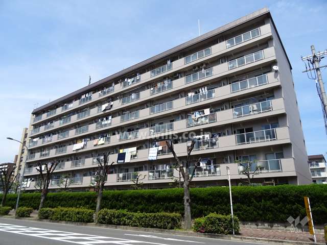 マンション南茨木の外観（南東側から）