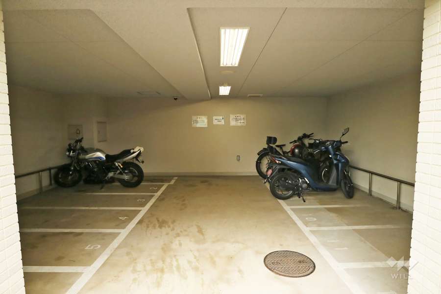 屋内に設けられたバイク置き場