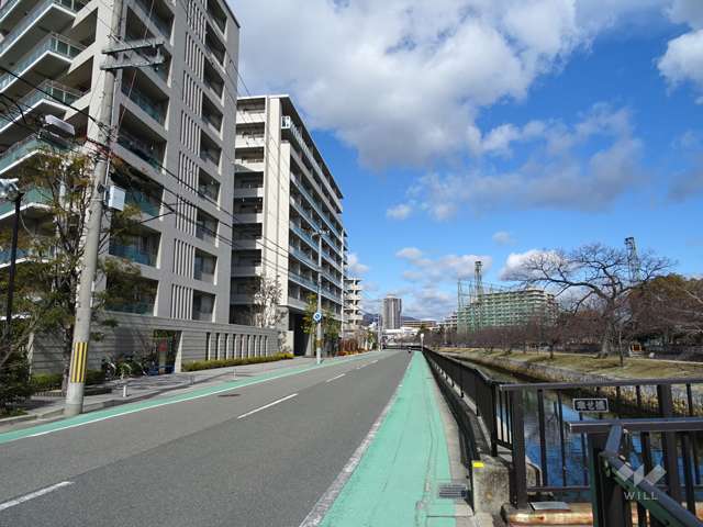 敷地東側の前面道路（南側から）