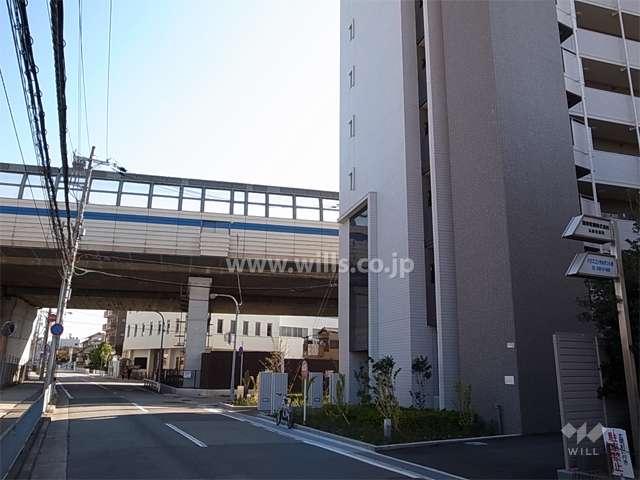 敷地北側の前面道路。すぐ東側には名神高速が走っています。
