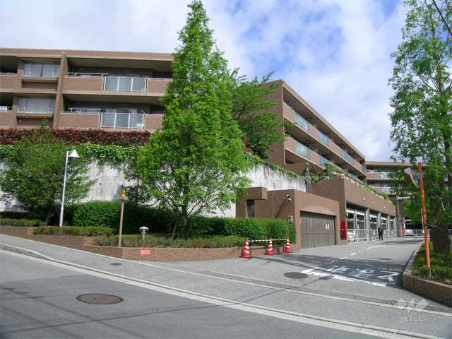 イトーピア逆瀬川ガーデンフラッツの外観（南側から）　左がピークステージ、中央がブロードステージ、右奥がグランドステージです。