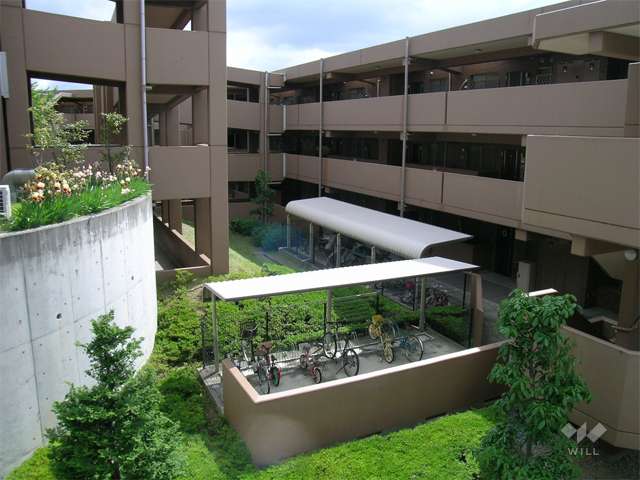 セントラルステージの駐輪場、駐輪場は各棟の廊下横にあります。