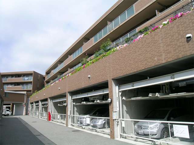 右がグランドステージ、左奥がブロードステージ