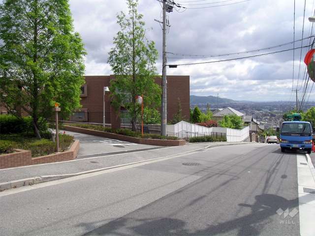 マンションの南側道路は勾配の急な坂道です。