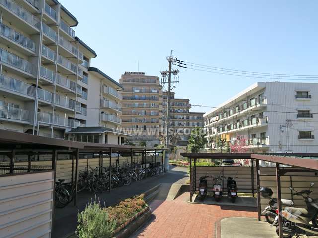 バイク置場と自転車置場