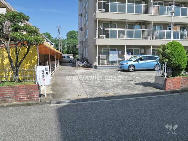 駐車場出入り口