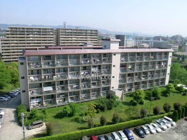 手前がA2棟（その奥（北側）にA1棟があります）