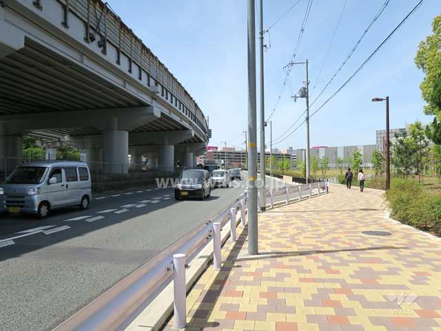 敷地南西側に近畿自動車道が通っています。