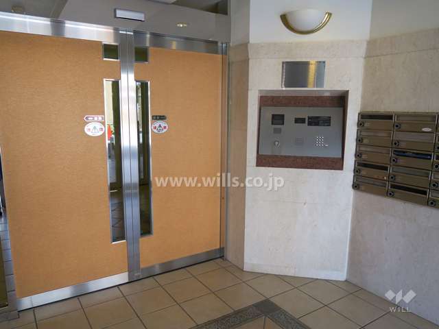 エントランスはオートロック付きです。