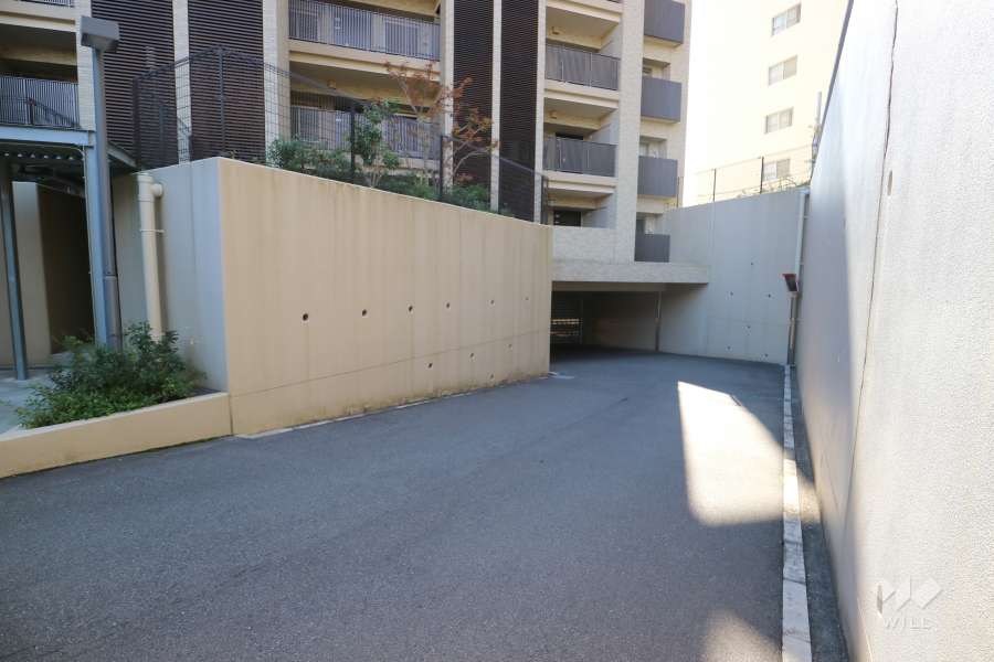 駐車場の出入口　エントランスにつながっています。