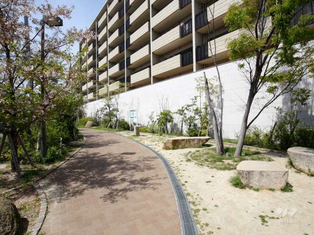 敷地南側の隣接して『大谷わかくさ公園』があります。