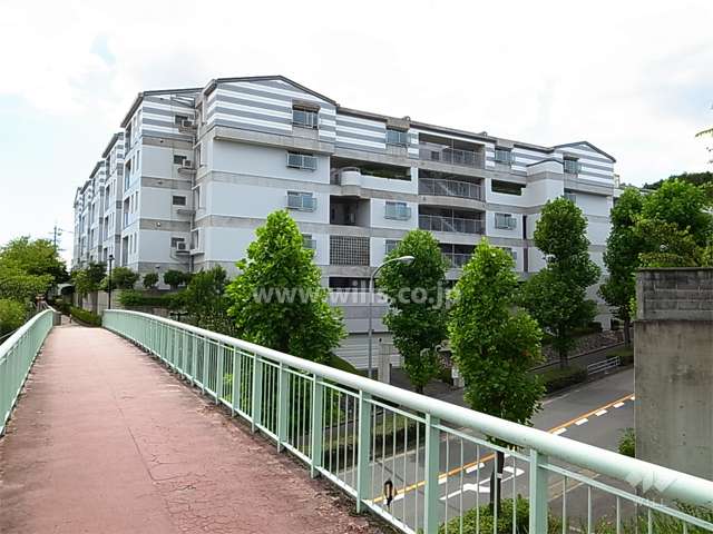 プレステージ新千里西町３号棟の外観（北側から）