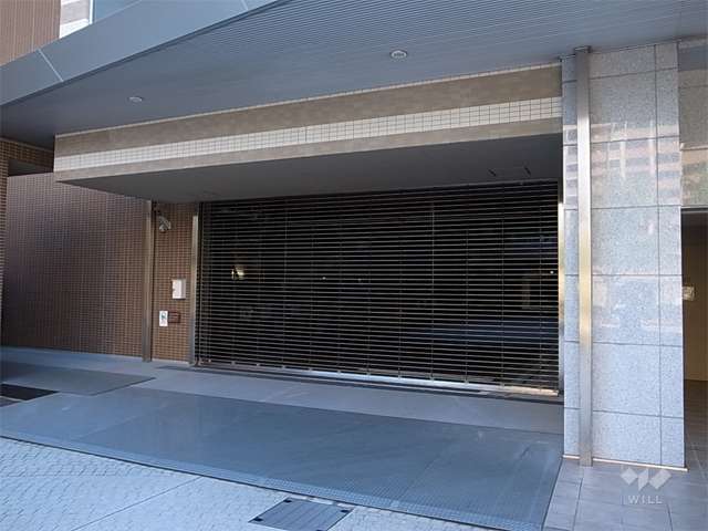 リングシャッター付きの駐車場入り口
