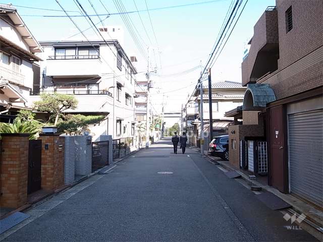 敷地北西側の前面道路。一戸建てとマンションが混在する住宅地です。