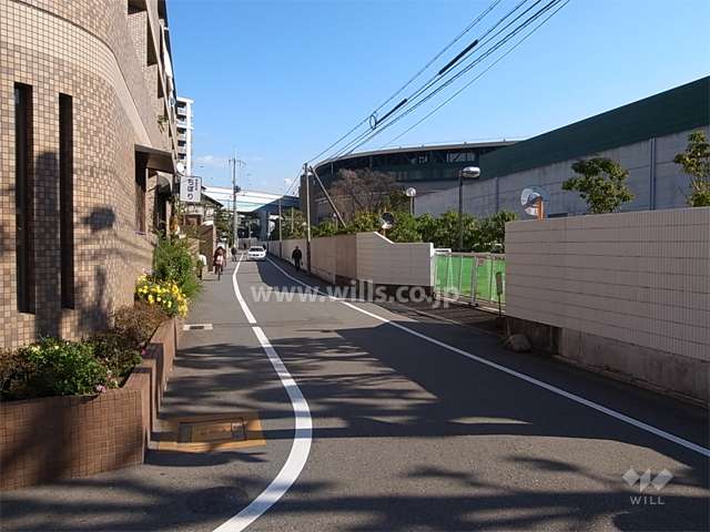 敷地の南東側には道を挟んで甲子園球場（甲子園テニスクラブ）があります。
