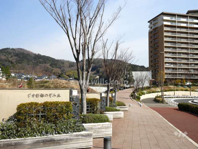 駅前の通りから続く長いエントランスアプローチ