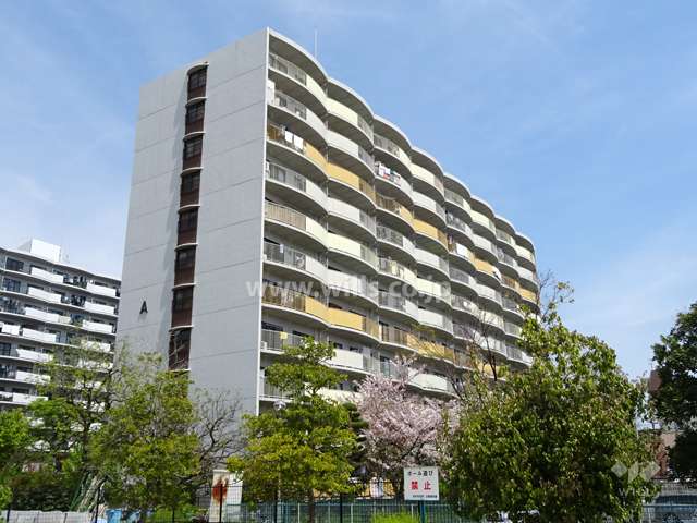 阪急南茨木ハイタウン駅前高層住宅A棟の外観（南西側から）