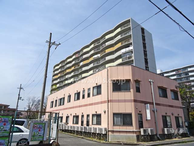 阪急南茨木ハイタウン駅前高層住宅A棟の外観（南東側から）