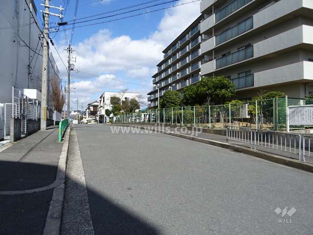 敷地西側の前面道路