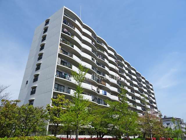 阪急南茨木ハイタウン駅前高層住宅B棟の外観（南西側から）