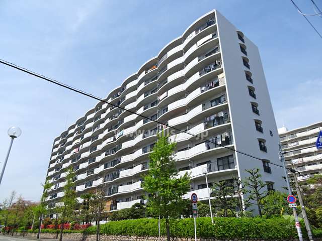 阪急南茨木ハイタウン駅前高層住宅B棟の外観（南東側から）