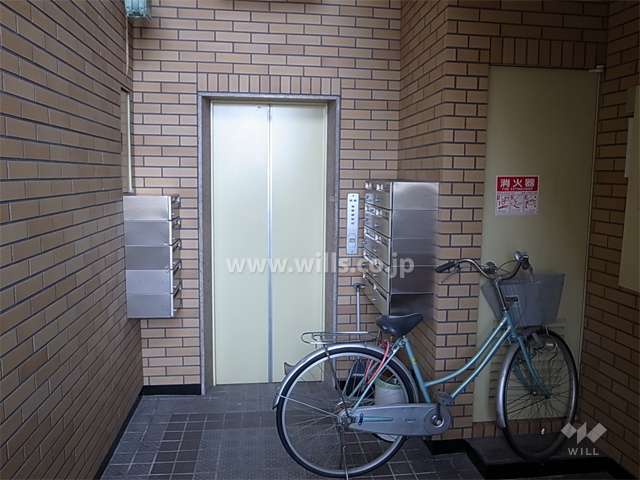 共用ポストとエレベーター