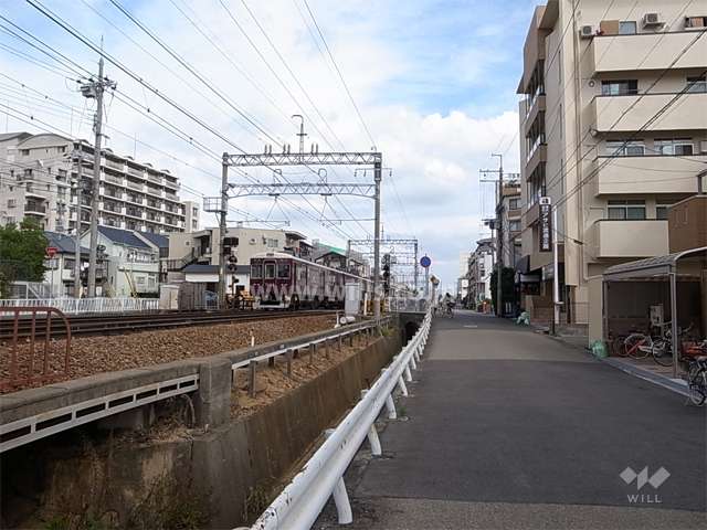 すぐ北側を阪急神戸線が走っています。