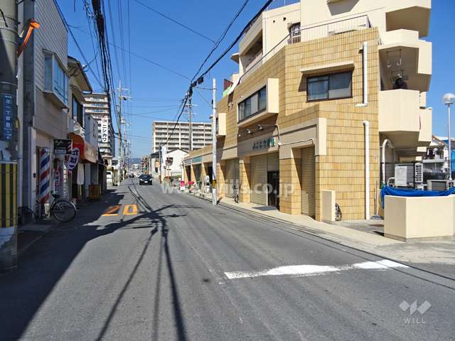敷地西側の前面道路