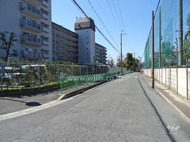 ローレルハイツ茨木2号棟の北側前面道路-(2)