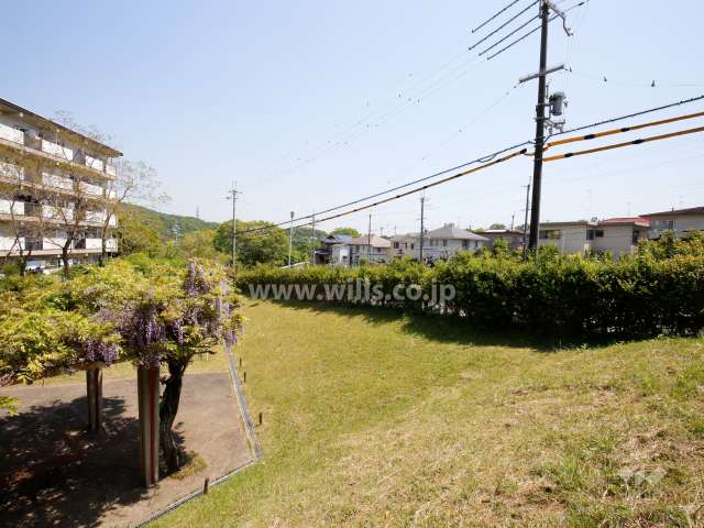 敷地南側は道路を挟んで一戸建て街になっています。