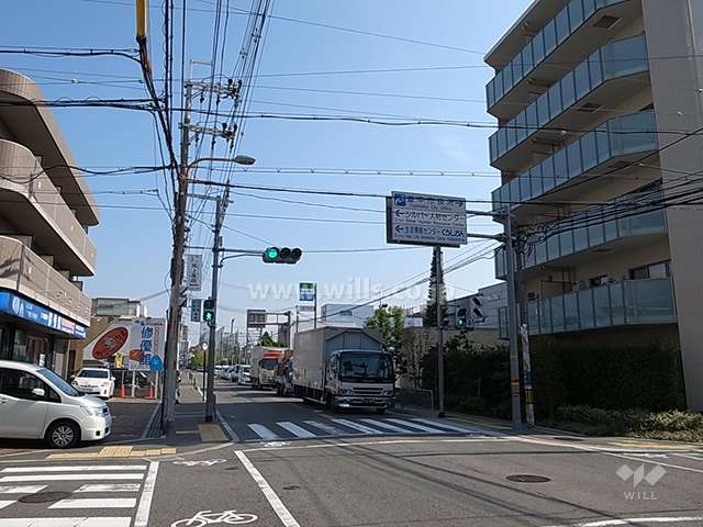 敷地北側の前面道路。二車線のバス通りです。