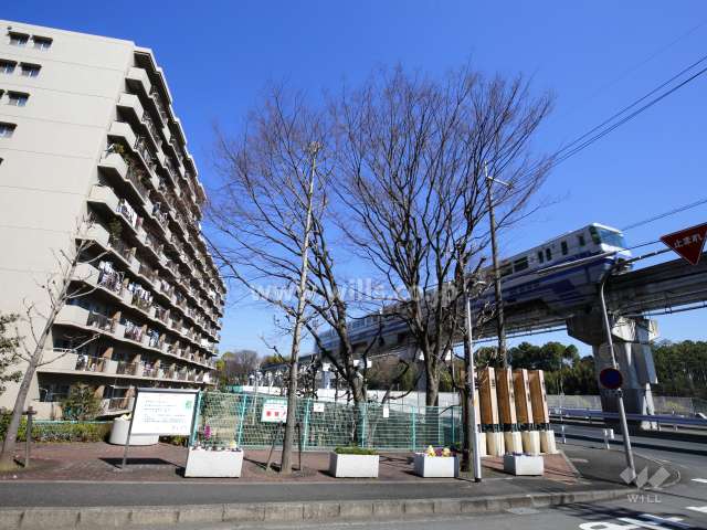 C棟のすぐ東側を大阪モノレールが走っています。