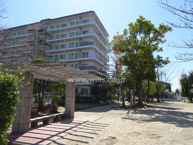 敷地に隣接する平田公園