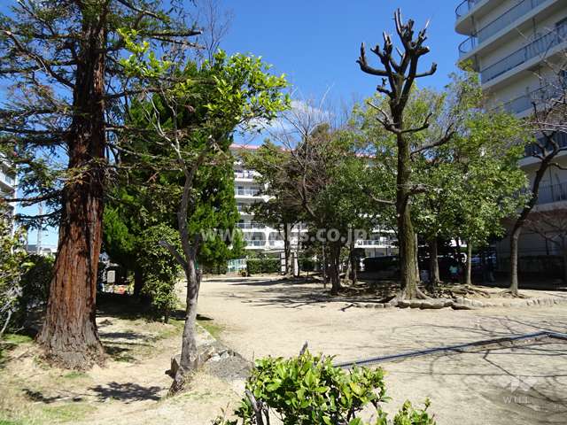 敷地に隣接する平田公園