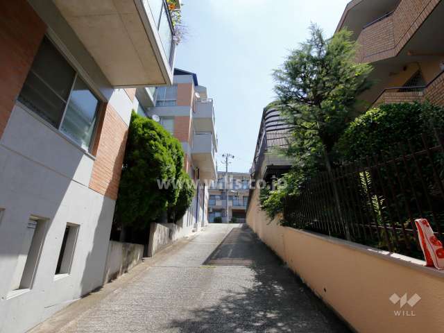 敷地南側には、マンションがあります。
