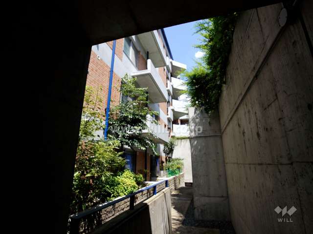 通路を吹き抜けから明りが取込まれ、各所に植栽スペースが設けられています。