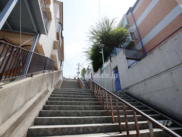 敷地北側は階段に面しています。